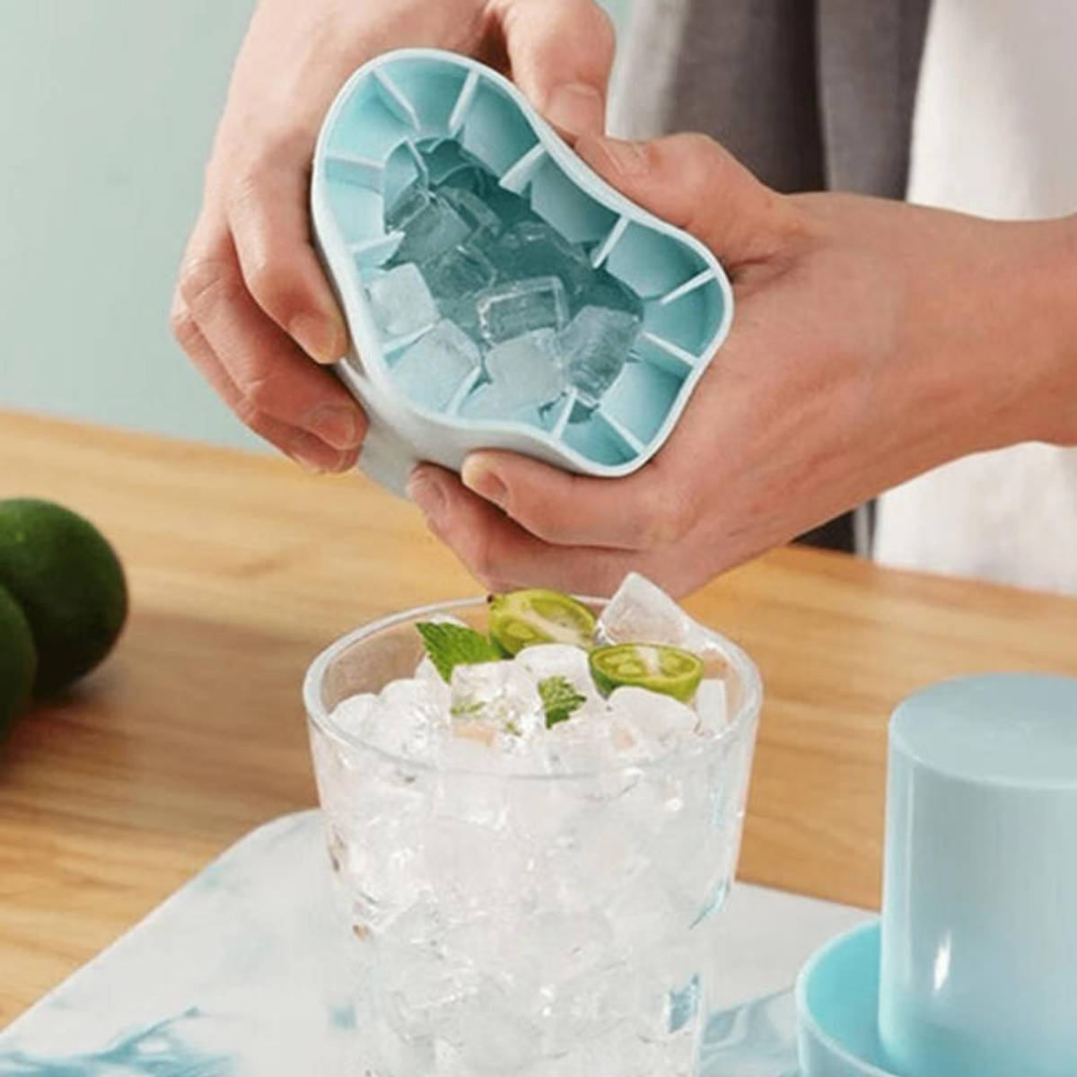 Kitchen Gadgets Essential - 1個入り、持ち運び可能なシリコン製製氷型。3D円筒型で、簡単に氷を取り出せる再利用可能な製氷トレイ。家庭用バー、クラブ、ハロウィーンやクリスマスなどのホリデーシーズンに最適なキッチングッズ。