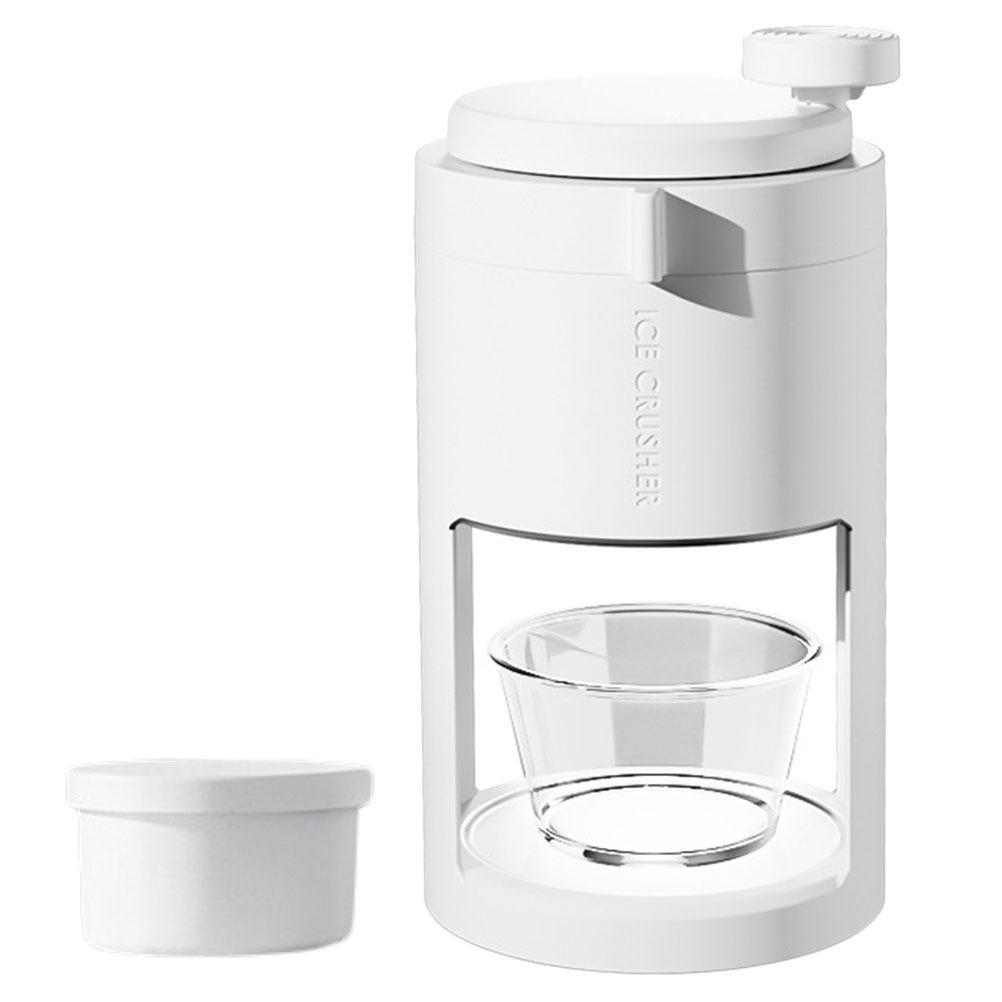 Kitchen Gadgets That Are Useful - 家庭用手動式アイスシェーバー。スチール製の刃を使用し、手で操作してスラッシーや砕氷を作ることができます。持ち運び可能な小型機械で、キッチンの便利な調理器具です。