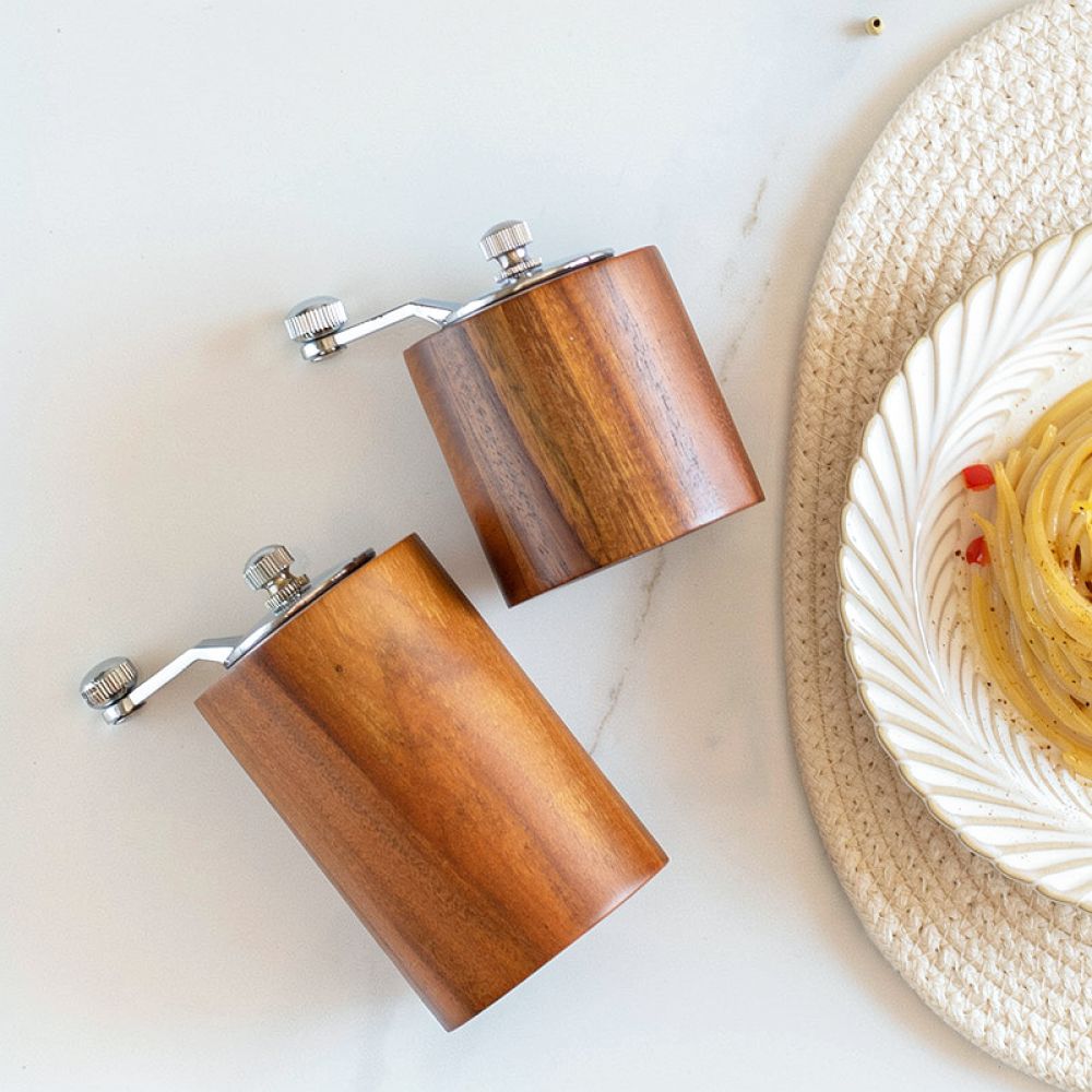 Kitchen Gadgets Essential - 無垢材製のペッパーミル、手動式塩挽き器、キッチン用品、調理器具、スパイスクラッシャー、自然な風合いのツール。