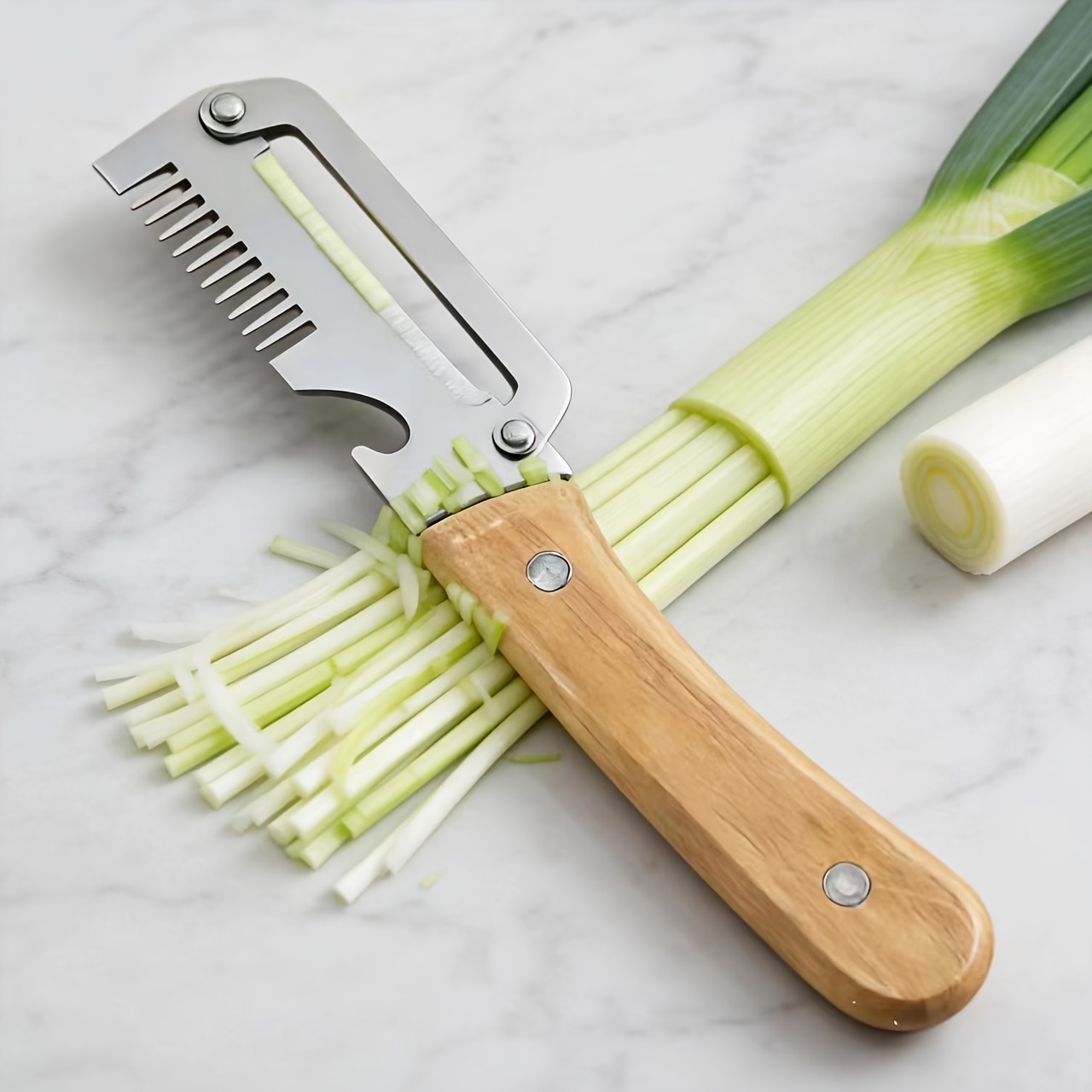 Kitchen Gadgets Green - 3-in-1多機能玉ねぎカッター、ピーラー、ボトルオープナー、キッチンナイフ、シャープなネギピーラー、多機能ピーラーの2点セット、家庭やレストランでの食品調理に実用的なツール
